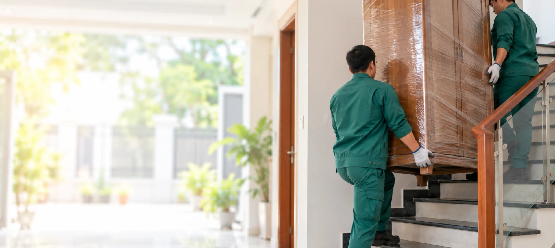 Bốc vác đồ đạc lên tầng